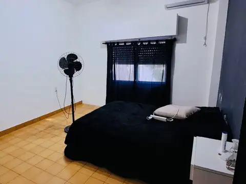 CASA EN LOTE PROPIO CON GRAN JARDÍN (A RECICLAR)