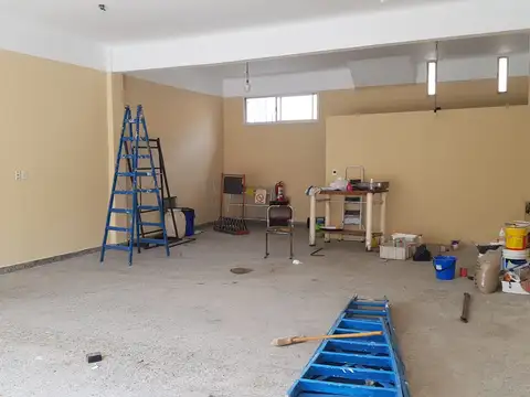 Local en alquiler en CaserosEXCELENTE E IMPECABLE LOCAL COMERCIAL 80 M2 CON AMPLIAS VIDRIERAS TIPO EXPOSICIÓN  