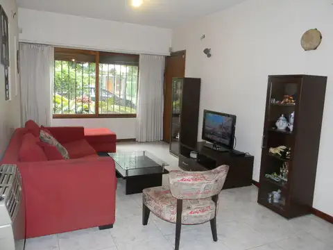 Casa 7 ambientes con 2 baños