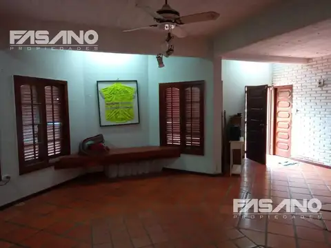 Casa en Venta con 3 cocheras