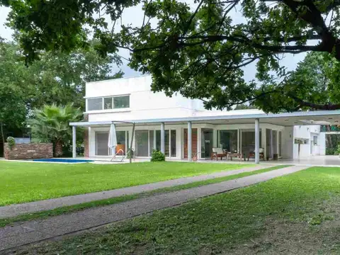 Casa en Venta con 3 cocheras