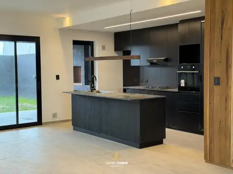 Casa 4 ambientes con 3 baños