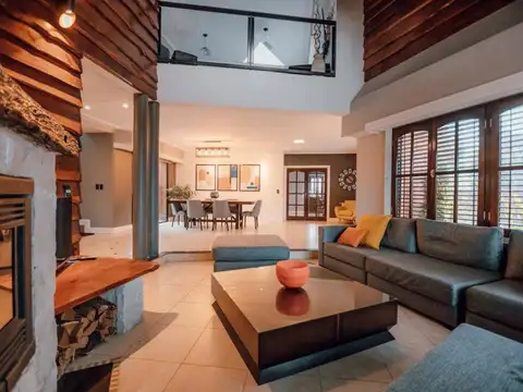 Casa en Venta con 2 cocheras