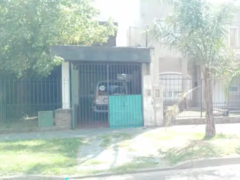 Agradable casa de dos plantas con cochera en Moreno