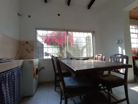 Venta Casa Dos Dormitorios con cochera y jardín España y Hospitales
