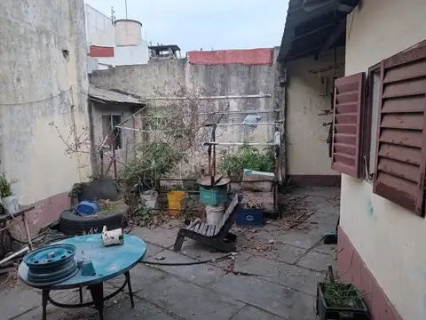 CASA SOBRE TERRENO 8,66 X 26 CON DOS PROPIEDADES A REFACCION O DEMOLER