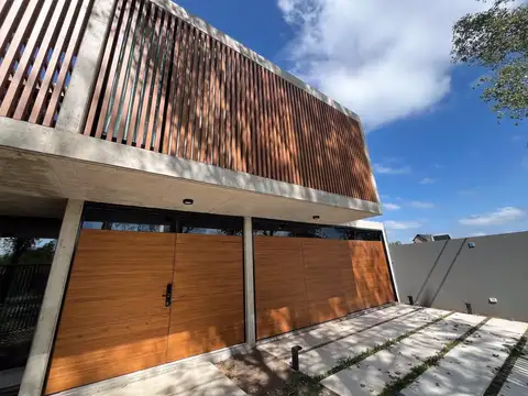 Casa en Venta con 2 cocheras