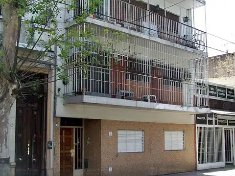 4 ambientes al frente con balcón corrido y 3 dormitorios en Almagro