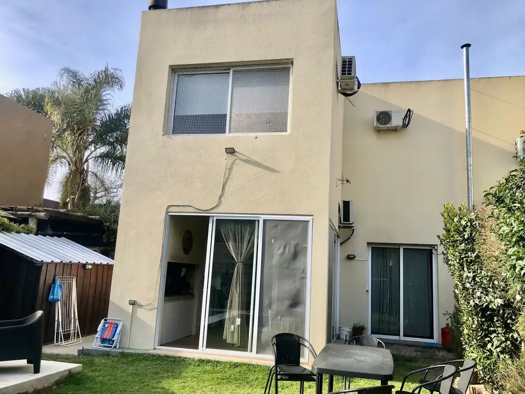 Casa - 125  m² Cubierta | 3 dormitorios | 18 años | 2 baños | 5 ambientes | 1 cochera