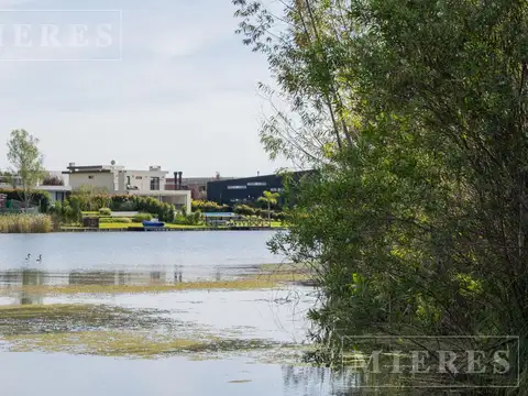 Lote a la laguna en venta en Puertos Barrio Amarras
