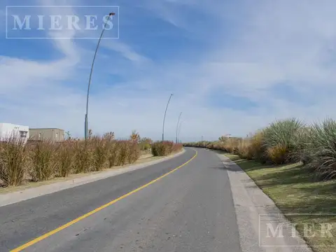 Lote a la laguna en venta en Puertos Barrio Amarras