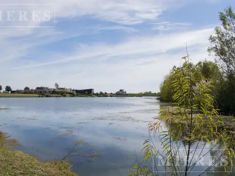 Lote a la laguna en venta en Puertos Barrio Amarras