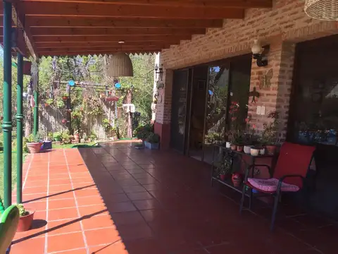 Casa 8 ambientes con 4 baños