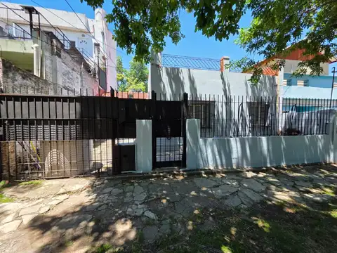 En Venta en Caseros Casa en Lote Propio de 4 Ambientes Cochera Apta Credito F: 10831