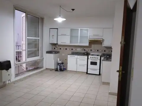 Departamento de escalera Excelente semi nuevo Amplo y luminoso
