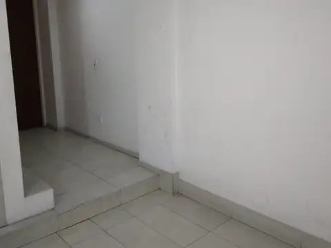 Departamento de escalera Excelente semi nuevo Amplo y luminoso