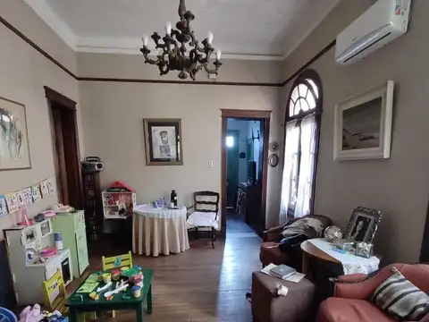 HAUSER vende casa a reciclar o terreno. Excelente ubicación en la Quinta!