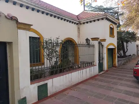 HAUSER vende casa a reciclar o terreno. Excelente ubicación en la Quinta!