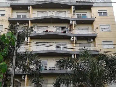 Alquiler Amplio Monoambiente Con Cochera Descubierta. Moron Norte