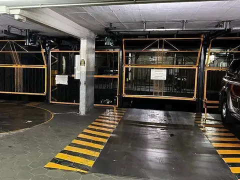 Cochera Amplia, Fija y Cubierta con Valet Parking