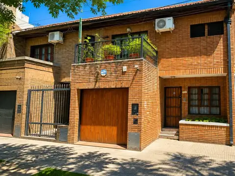 VENTA – CASA DE 3 DORMITORIOS CON JARDÍN Y POSIBILIDAD DE DESARROLLO PARA CONSTRUCTORAS – PICHINCHA
