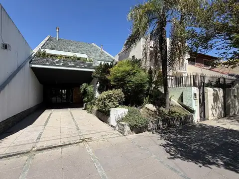 Casa tres plantas de 5 amb con dependencia, cochera p/4 autos y jardín