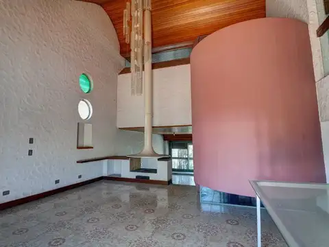 Casa tres plantas de 5 amb con dependencia, cochera p/4 autos y jardín