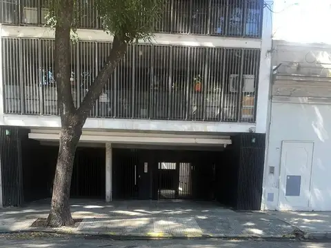 COCHERA FIJA CUBIERTA EN JORGE NEWBERY AL 2600 - 12 M2