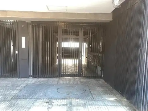 COCHERA FIJA CUBIERTA EN JORGE NEWBERY AL 2600 - 12 M2