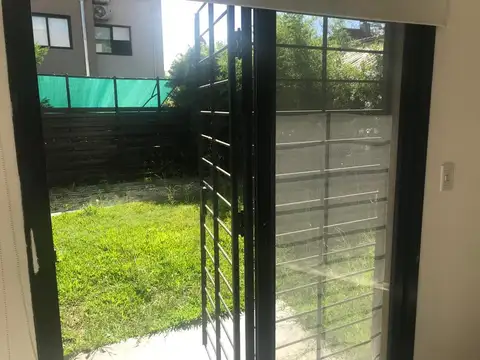 Depto Tipo Casa en Alquiler con 1 cocheras