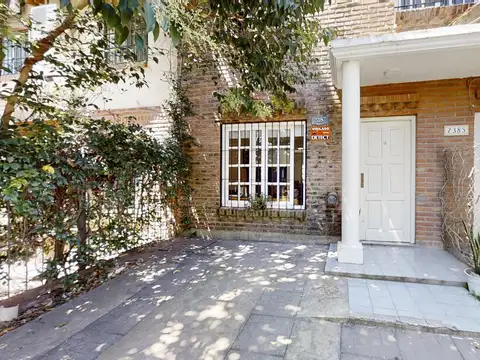 Duplex en venta en Beccar 4 ambientes baño y toilette jardín con parrilla entrada para auto.