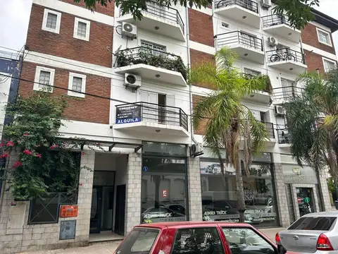 2 amb 1er Piso al frente con dos balcones 
