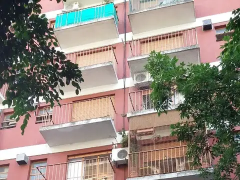 Monoambiente muy luminoso piso 13 linda vista rio muy bien orientado. Cocina aparte