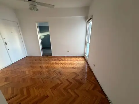 Charlone 600, Piso 4