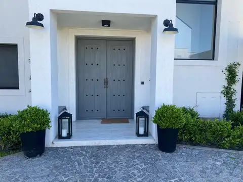 Alquiler Temporal o Anual Barrio Santa Barbara  4 dormitorios + dependencia Casa Totalmente Automatizada