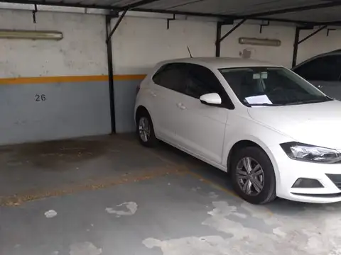 COCHERA CUBIERTA FIJA A METROS DE PLAZA BANFF