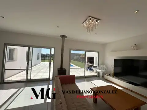 Casa 4 ambientes con 2 baños