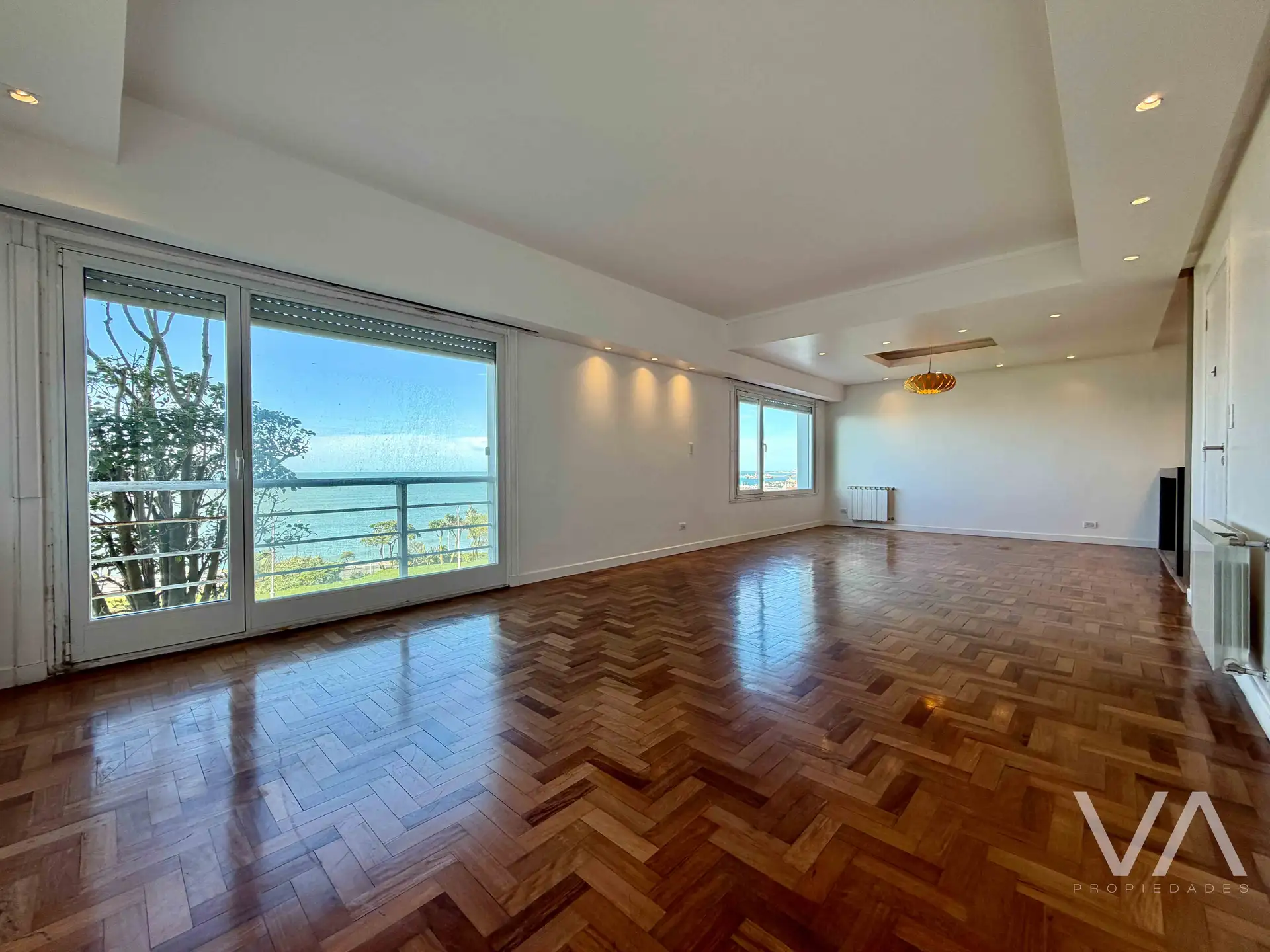 Espectacular semipiso 4 amb, 150m² con cochera — Playa Grande