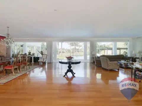 Casa en Venta con 3 cocheras