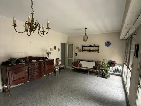 Casa 7 ambientes con 2 baños
