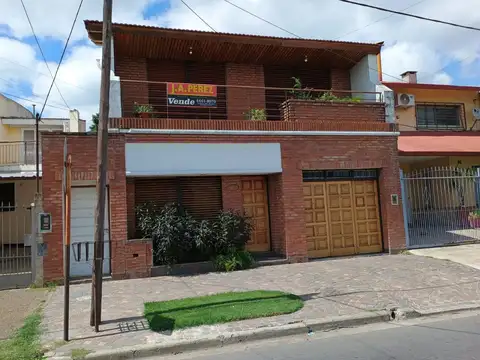 Casa 2 plantas, 5 ambientes muy buena ubicacion