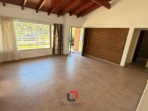 Casa 4 ambientes con 2 baños