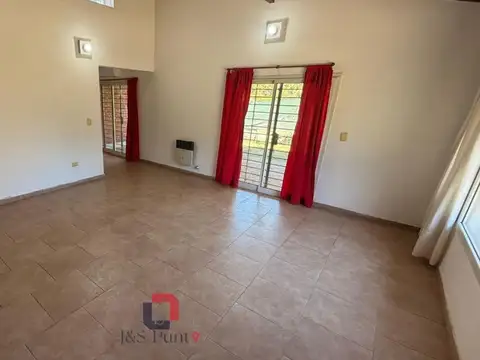 Casa en Alquiler con 3 cocheras