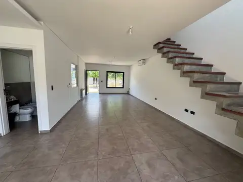 Depto Tipo Casa en Alquiler de 4 ambientes