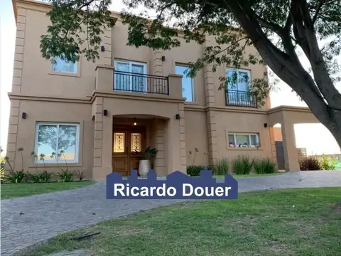 Casa  en Venta  con salida a la laguna, estilo neoclásico. en El Cantón.