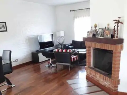 Casa en Alquiler con 4 cocheras