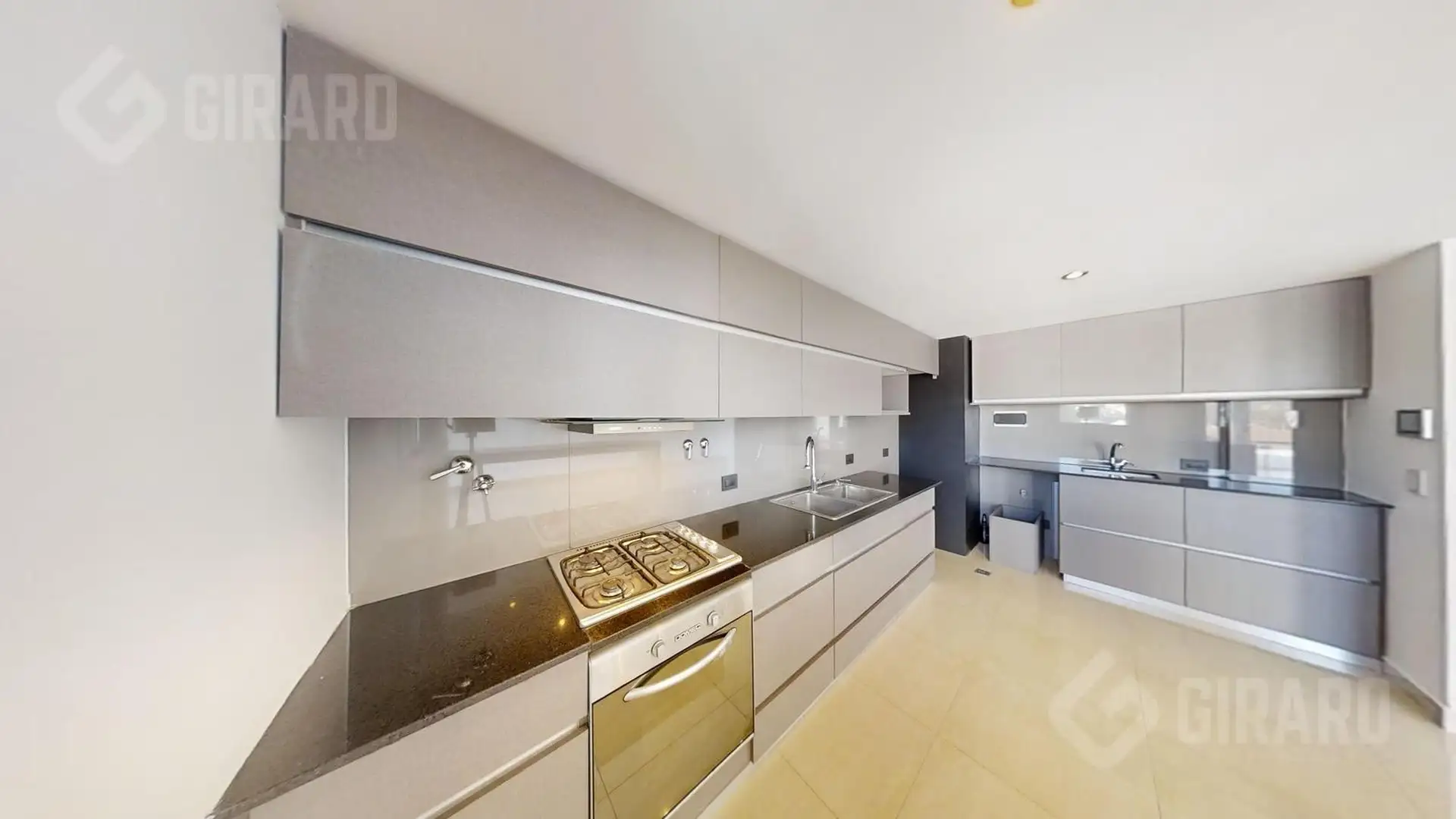 Venta de departamento de 3 amb con cochera en zona Guemes