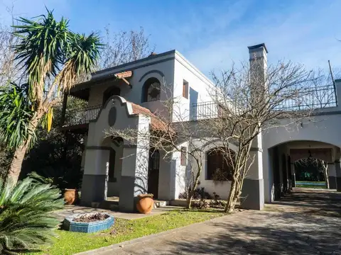 VENTA Casa colonial con pileta y parque en Luján