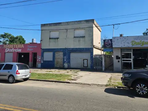 Local en  Juan Jose Paso  al 6600, local con 2 viviendas, espacio verde