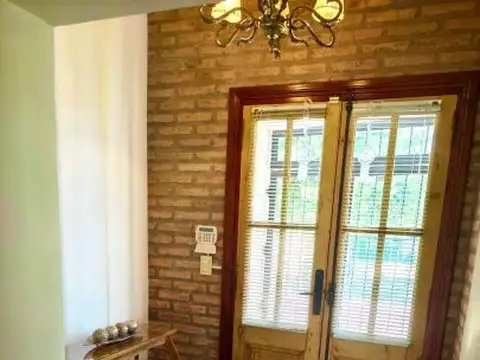 Casa 8 ambientes con 2 baños